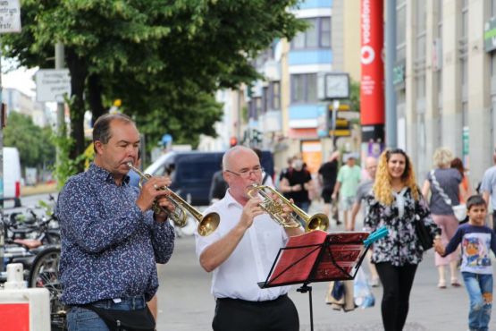 „Ja, ist denn jetzt schon Weihnachten?“ – Superintendent Hans-Georg Furian und Jürgen Hahn, Beauftragter für Bläserarbeit im Ev. Kirchenkreis Berlin Süd-Ost, spielen Straßenkonzert auf der Frankfurter Allee. Foto: Jürgen Bosenius