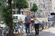 „Ja, ist denn jetzt schon Weihnachten?“ – Superintendent Hans-Georg Furian und Jürgen Hahn, Beauftragter für Bläserarbeit im Ev. Kirchenkreis Berlin Süd-Ost, spielen Straßenkonzert auf der Frankfurter Allee. Foto: Jürgen Bosenius