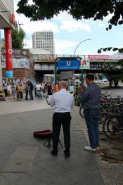 „Ja, ist denn jetzt schon Weihnachten?“ – Superintendent Hans-Georg Furian und Jürgen Hahn, Beauftragter für Bläserarbeit im Ev. Kirchenkreis Berlin Süd-Ost, spielen Straßenkonzert auf der Frankfurter Allee. Foto: Jürgen Bosenius