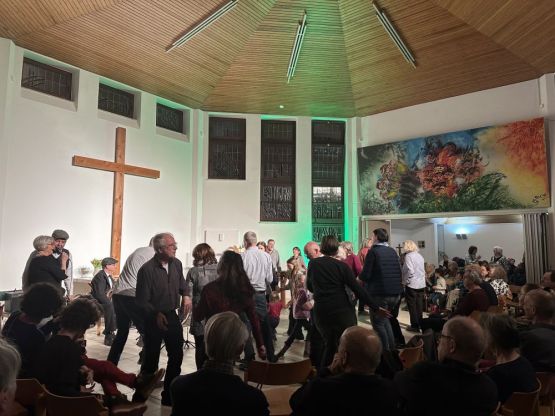 Auch die 2. Ausgabe von „Gott Sei Dank, Wochenende!“ begeistert das Publikum – rund 100 Gäste im Gemeindezentrum Hellersdorf tanzen und singen beim Auftritt von Jürgen Hahns Very Hot Jazz Band. Foto: Jürgen Bosenius