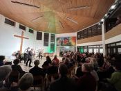 Auch die 2. Ausgabe von „Gott Sei Dank, Wochenende!“ begeistert das Publikum – rund 100 Gäste im Gemeindezentrum Hellersdorf tanzen und singen beim Auftritt von Jürgen Hahns Very Hot Jazz Band. Foto: Jürgen Bosenius