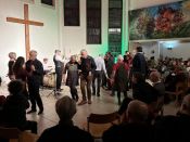 Auch die 2. Ausgabe von „Gott Sei Dank, Wochenende!“ begeistert das Publikum – rund 100 Gäste im Gemeindezentrum Hellersdorf tanzen und singen beim Auftritt von Jürgen Hahns Very Hot Jazz Band. Foto: Jürgen Bosenius