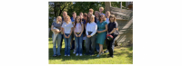 Mit ihnen nimmt der "Kirchenkutter" richtig Fahrt auf: 15 Teamerinnen und Teamer nach dem Einführungsgottesdienst im Gemeindezentrum Hellersdorf am 7. September 2025. Foto: Jürgen Bosenius/ekbso.de