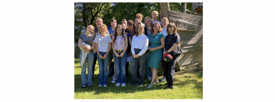 Mit ihnen nimmt der "Kirchenkutter" richtig Fahrt auf: 15 Teamerinnen und Teamer nach dem Einführungsgottesdienst im Gemeindezentrum Hellersdorf am 7. September 2025. Foto: Jürgen Bosenius/ekbso.de